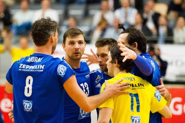 Friedrichshafen Adrian Radu Gontariu ( 13, Friedrichshafen), Simon Tischer ( 10, Friedrichshafen) und Luke Perry ( 11, Friedrichshafen) zusammen; 1. Volleyball Bundesliga Maenner Play-Off Halbfinale Spiel 3, , , 20160421; Partie: VfB Friedrichshafen vs United Volleys Rhein Main (Frankfurt); Copyright: Wuechner Eibner-Pressefoto EP_NWR
