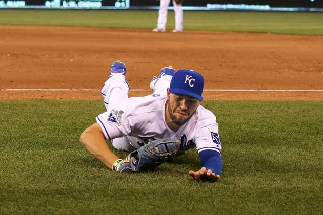 21 April 2016: Kansas City Royals first baseman Eric Hosmer (35) makes a diving catch of a foul ball in a game between the Detroit Tigers and the Kansas City Royals at Kauffman Stadium in Kansas City, MO. (Photo by Scott Winters Icon Sportswire) MLB Baseball Herren USA APR 21 Tigers at Royals Icon160421235 EDITORIAL USE ONLY
