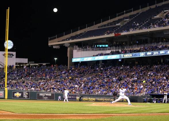 21 April 2016: Kansas City Royals relief pitcher Kelvin Herrera (40) pitches in the eighth inning under a full moon in a game between the Detroit Tigers and the Kansas City Royals at Kauffman Stadium in Kansas City, MO. The Royals won 4-0. (Photo by Scott Winters Icon Sportswire) MLB Baseball Herren USA APR 21 Tigers at Royals Icon160421267 EDITORIAL USE ONLY