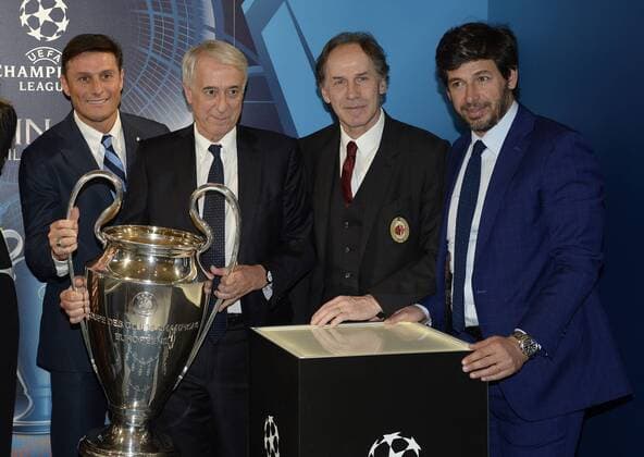 Mailand 22 04 2016 - Champions League Trophy im Mailänder Palazzo Marino DanielexBuffa - Franco Baresi-Javier Zanetti-Giuliano Pisapia-Demetrio Albertini 