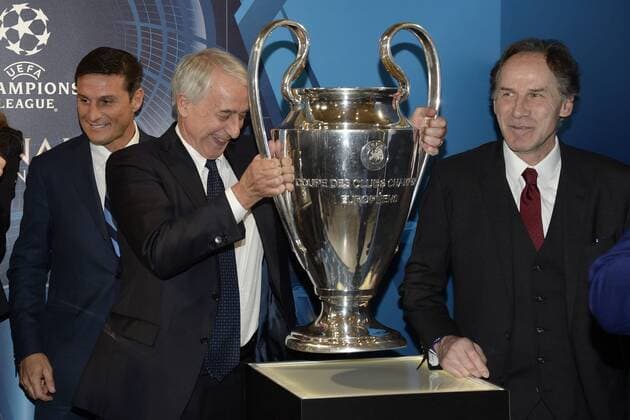 Fußball, Champions League Pokal wird in Mailand präsentiert Mailand 22 04 2016 - Champions League Trophy im Mailänder Palazzo Marino DanielexBuffa - Franco Baresi-Javier Zanetti-Giuliano Pisapia 