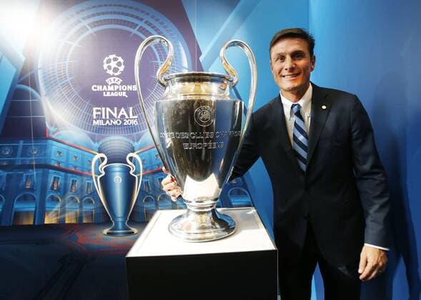Bilder des Tages - Sport Mailand 22 04 2016 - Champions League Trophy im Mailänder Palazzo Marino DanielexBuffa - Javier Zanetti 
