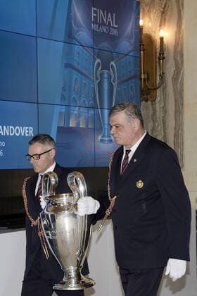 Fußball, Champions League Pokal wird in Mailand präsentiert Mailand 22 04 2016 - Champions League Trophy im Mailänder Palazzo Marino DanielexBuffa - Champions League Trophäe, Pokal 