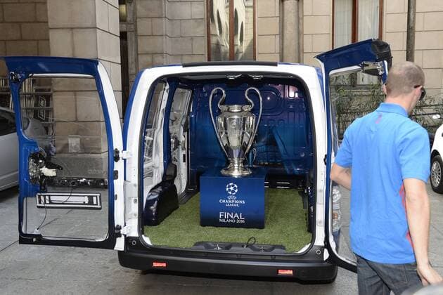Fußball, Champions League Pokal wird in Mailand präsentiert Mailand 22 04 2016 - Champions League Trophy im Mailänder Palazzo Marino DanielexBuffa - Champions League Trophäe, Pokal 