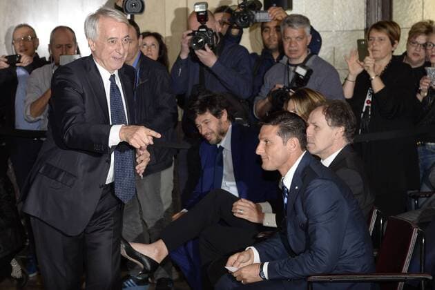 Fußball, Champions League Pokal wird in Mailand präsentiert Mailand 22 04 2016 - Champions League Trophy im Mailänder Palazzo Marino DanielexBuffa - Giuliano Pisapia-Demetrio Albertini-Franco Baresi-Javier Zanetti 