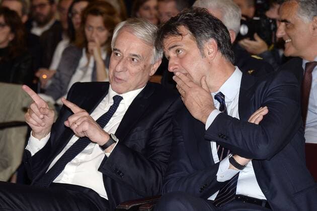 Mailand 22 04 2016 - Champions League Trophy im Mailänder Palazzo Marino DanielexBuffa - Giuliano Pisapia-Michele Uva 