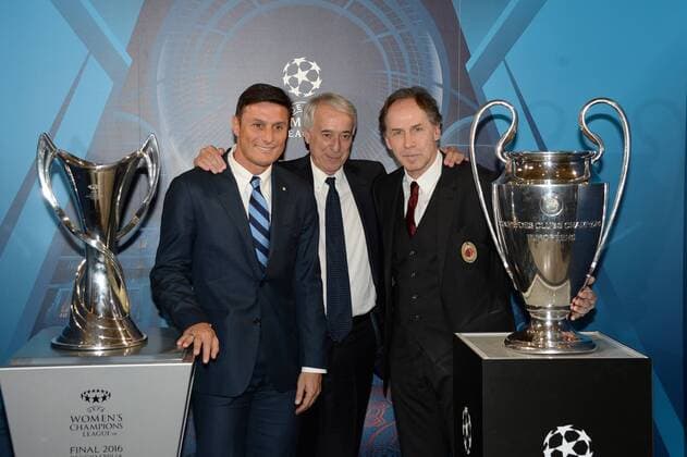 Fußball, Champions League Pokal wird in Mailand präsentiert JAVIER ZANETTI (INTER), GIULIANO PISAPIA (SINDACO DI MILANO), FRANCO BARESI (AC MILAN) mit Pokal CHAMPIONS LEAGUE und WOMEN S CHAMPIONS LEAGUE Champions League Trophy im Mailänder Palazzo Marino 22-04-2016