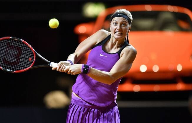 Petra Kvitova (CZE) Aktion vor Siegerfahrzeug Porsche 718 Boxster Tennis Damen 22.04.2016 Porsche Tennis Grand Prix GP Stuttgart 2016 Porsche-Arena 16.04.-24.04.2016 Porsche Tennis Grand Prix Stuttgart 2016