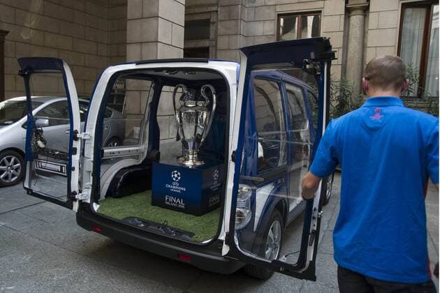 Fußball, Champions League Pokal wird in Mailand präsentiert Football - soccer: UEFA Champions League, palazzo Marino xHOCHxZWEIx xItalyxPhotoxPressx 