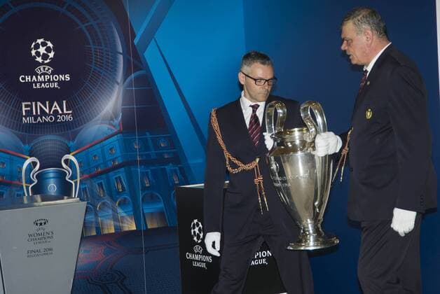 Fußball, Champions League Pokal wird in Mailand präsentiert Football - soccer: UEFA Champions League, sala Alessi di palazzo Marino xHOCHxZWEIx xItalyxPhotoxPressx 