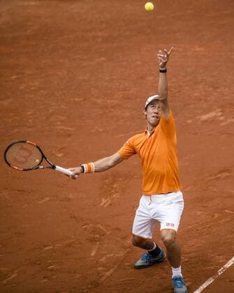 Bilder des Tages - Sport April 22, 2016 - Barcelona, Catalonia, Spain - KEI NISHIKORI (JAP) serves against Alexandr Dolgopolov (UKR) during their quarter-final of the Barcelona Open Banc Sabadell 2016. Nishikori wins 7-5, 6-0 Nishikori Reaches Barcelona Open 2016 Semi Finals - ZUMAo105