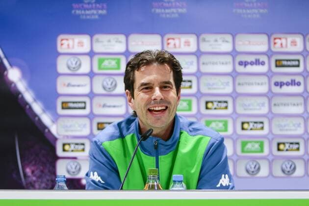 Fußball, UWCL, Pressekonferenz VfL Wolfsburg und 1. FFC Frankfurt; Cheftrainer Ralf Kellermann (Wolfsburg) Porträt, Portrait, Pressekonferenz, press conference PK Pressekonferenz PK, Presserunde, Einzelbild lacht lachen. xtgx