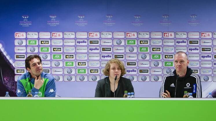 Fußball, UWCL, Pressekonferenz VfL Wolfsburg und 1. FFC Frankfurt; v.l. Cheftrainer Ralf Kellermann (Wolfsburg), Pressesprecherin Maike Schulz, Matt Ross (Trainer Frankfurt). xtgx