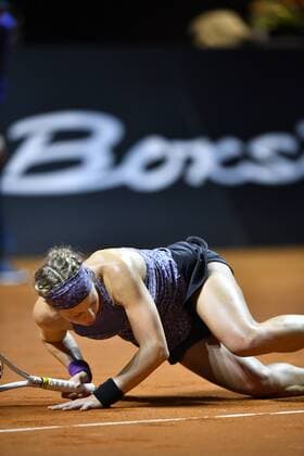 Laura Siegemund (GER) Sturz stürzt Tennis Damen 22.04.2016 Porsche Tennis Grand Prix GP Stuttgart 2016 Porsche-Arena 16.04.-24.04.2016 Porsche Tennis Grand Prix Stuttgart 2016