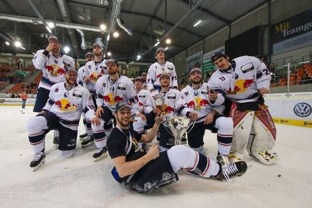 Eishockey, DEL Playoffs, Grizzlys Wolfsburg - Thomas Sabo EHC Red Bull München; EHC Red Bull München feiert die deutsche Meisterschaft, Meistertitel, Eishockeymeister, Jubel nach Spielende, Jubel über den Sieg, Erfolg, gewonnen. xtgx