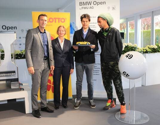 23.04.2016, BMW Open 2016, MTTC Iphitos München, ATP Tennis Herren Tour Tennis, im Bild: Patrick Kühnen, Ulrike Sturm, Fabian Tross und Dustin Brown mit das Hauptgewinn ein BMW Cabrio