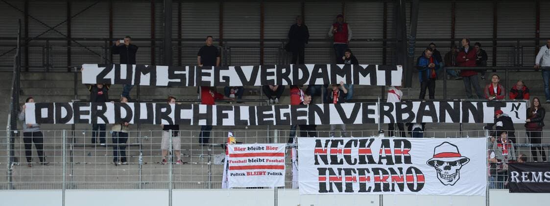 Fussball, Herren, 3. Liga, Saison 2015 2016 (35. Spieltag), VfB Stuttgart II - FC Energie Cottbus 0:1, Fans des VfB, Zum Sieg verdammt oder durch Fliegen verbannt, 22.04. 2016,