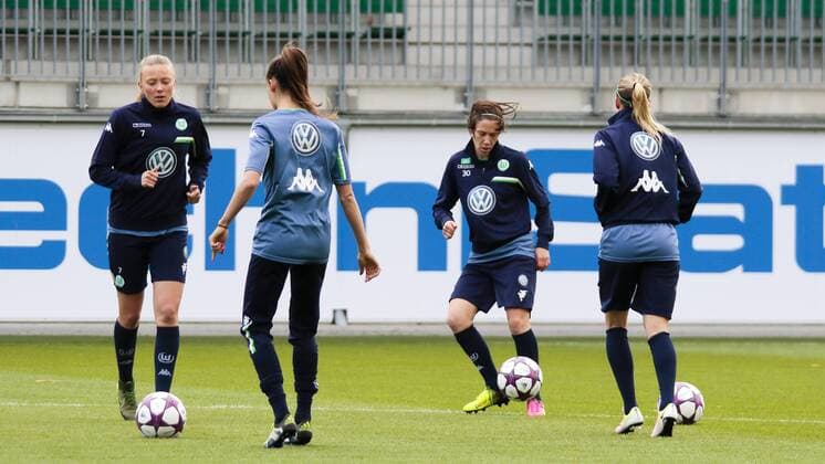 Fußball, UWCL, Abschlusstraining VfL Wolfsburg; v.l. Synne Jensen (Wolfsburg, 7), Tessa Wullaert (Wolfsburg, 10), Elise Bussaglia (Wolfsburg, 30), Lara Dickenmann (Wolfsburg, 21). xtgx