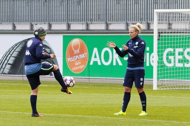 Fußball, UWCL, Abschlusstraining VfL Wolfsburg; Anna Blässe (Wolfsburg, 9) und Zsanett Jakabfi (Wolfsburg, 3). xtgx