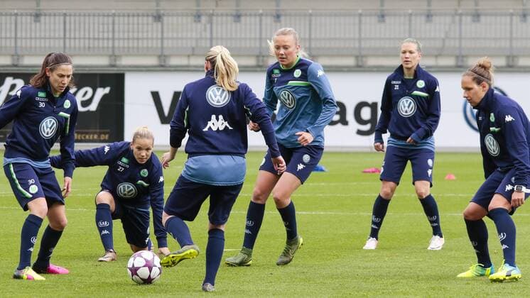 Fußball, UWCL, Abschlusstraining VfL Wolfsburg; v.l. Elise Bussaglia (Wolfsburg, 30), Isabel Kerschowski (Wolfsburg, 27), Stephanie Bunte (Wolfsburg, 20), Synne Jensen (Wolfsburg, 7), Lara Dickenmann (Wolfsburg, 21), Babett Peter (Wolfsburg, 8). xtgx