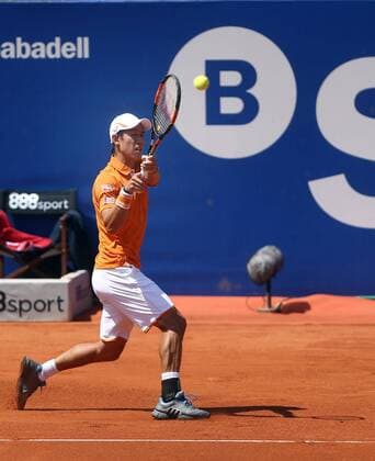 Japanese tennis player Kei Nishikori returns the ball to French Benoit Paire during a Barcelona Open Banc Sabadell Trofeo Conde de Godo semifinal match in Barcelona, Catalonia, Spain, 23 April 2016. Nishikori won 3-6, 2-6. BENOIT PAIRE VS KEI NISHIKORI !ACHTUNG: NUR REDAKTIONELLE NUTZUNG!  BCN002 20160423-635970249736828190