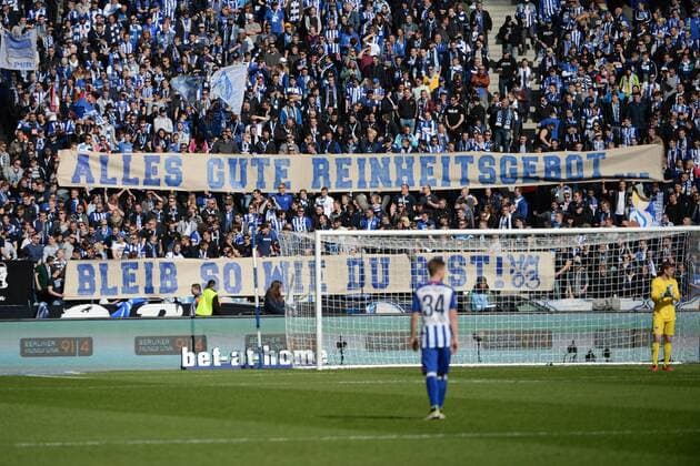 Fussball, Herren, 1. Bundesliga, Saison 2015 2016 (31. Spieltag), Hertha BSC - FC Bayern München, Die Fans von Hertha BSC feiern 500 Jahre Reinheitsgebot, 23.04.16,