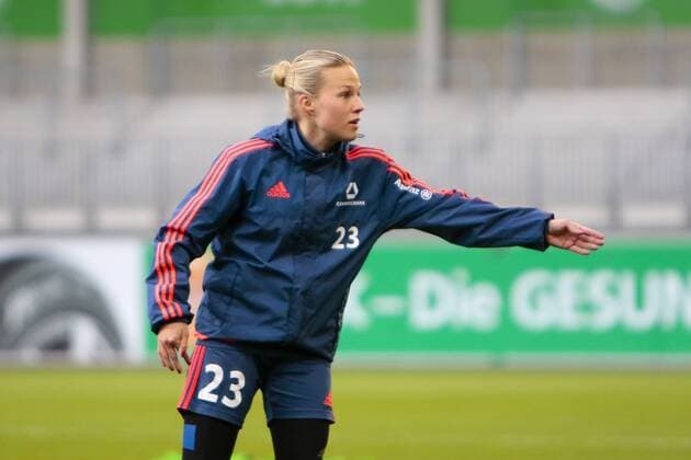 Fußball, UWCL, Abschlusstraining 1. FFC Frankfurt; Isabelle Linden (Bella Linden, Frankfurt, 23) gibt Anweisungen, gestikuliert, mit den Armen gestikulieren, gives instructions, gesticulate. xtgx