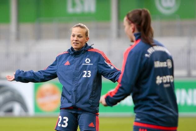 Fußball, UWCL, Abschlusstraining 1. FFC Frankfurt; Isabelle Linden (Bella Linden, Frankfurt, 23) gibt Anweisungen, gestikuliert, mit den Armen gestikulieren, gives instructions, gesticulate. xtgx