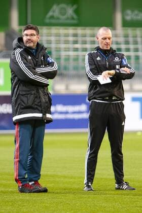 Bilder des Tages - Sport Fußball, UWCL, Abschlusstraining 1. FFC Frankfurt; Matt Ross (Trainer, Frankfurt) (rechts) schaut auf die Uhr. xtgx