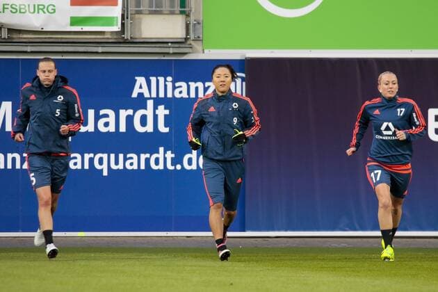 Fußball, UWCL, Abschlusstraining 1. FFC Frankfurt; v.l. Emily van Egmond (Frankfurt, 5), Yuki Ogimi (Frankfurt, 9), Mandy Islacker (Frankfurt, 17) beim Aufwärmen. xtgx