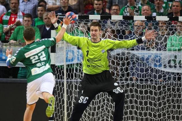 Wetzlar Carsten Lichtlein (Gummersbach) beim Siebenmeter gegen Maximilian Holst (Wetzlar) HSG Wetzlar vs VfL Gummersbach --- Handball --- Bundesliga --- 23.04.2016 , Copyright: Weiss Eibner-Pressefoto EP_RWS