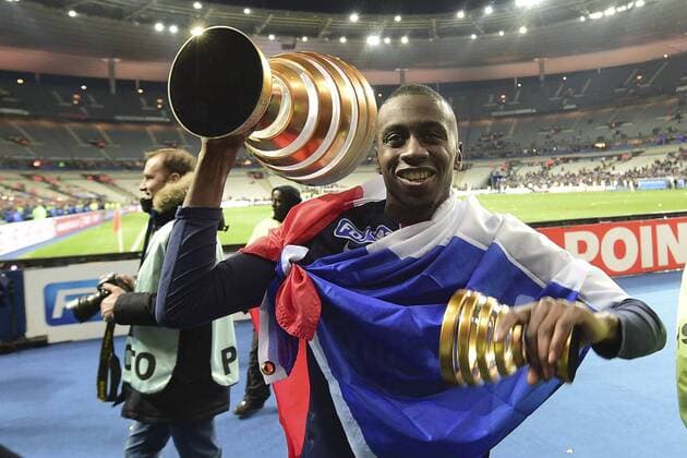 Paris ist Ligacup Sieger 2016 - Schlussjubel Jubel - Blaise Matuidi (PSG) mit Trophäe Pokal FOOTBALL : Paris Saint Germain PSG vs OSC Lille - finale de la coupe de la Ligue - 23 04 2016 JBAutissier Panoramic 