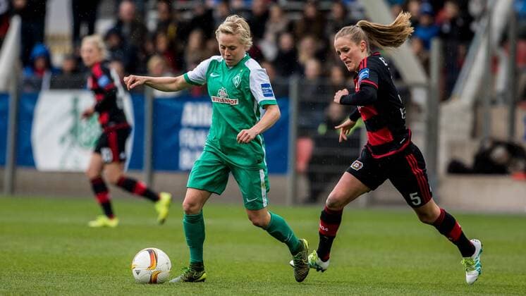v.li.: Betsy Hassett (SV Werder Bremen, 16) und Marisa Henrike Ewers (Bayer 04 Leverkusen, 5) im Laufduell, Fussball, Allianz Frauen-Bundesliga, TSV Bayer 04 Leverkusen - SV Werder Bremen, xdgx