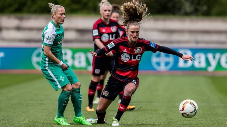 v.li.: Gabriella Toth (SV Werder Bremen, 15) und Marisa Henrike Ewers (Bayer 04 Leverkusen, 5) im Zweikampf, Duell, duel, tackle, Fussball, Allianz Frauen-Bundesliga, TSV Bayer 04 Leverkusen - SV Werder Bremen, xdgx