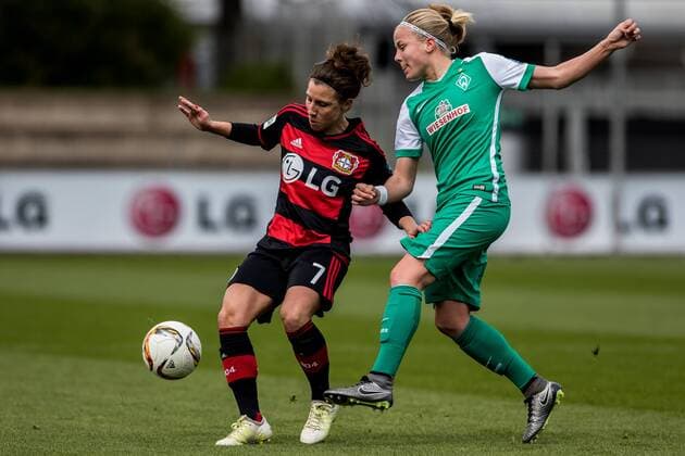 v.li.: Jessica Wich (Bayer 04 Leverkusen, 7) und Pia-Sophie Wolter (SV Werder Bremen, 10) im Zweikampf, Duell, duel, tackle, Fussball, Allianz Frauen-Bundesliga, TSV Bayer 04 Leverkusen - SV Werder Bremen, xdgx