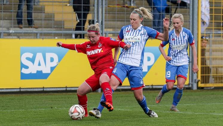 v.li.: Mandana Knopf (Köln, 21), Kristin Demann (Hoffenheim, 4), Zweikampf, Duell, duel, tackle, Dynamik, Action, Aktion, Fussball, Allianz Frauen-Bundesliga, TSG 1899 Hoffenheim - 1. FC Köln, xozx
