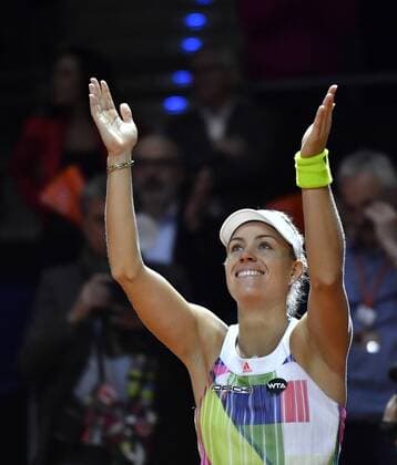 Angelique KERBER (GER) gewinnt das Finale des Porsche Tennis Cup in Stuttgart Schlussjubel Jubel jubelt und bedankt sich bei Publikum Zuschauern Finale Tennis Damen 24.04.2016 Porsche Tennis Grand Prix GP Stuttgart 2016 Porsche-Arena 16.04.-24.04.2016 Porsche Tennis Grand Prix Stuttgart 2016