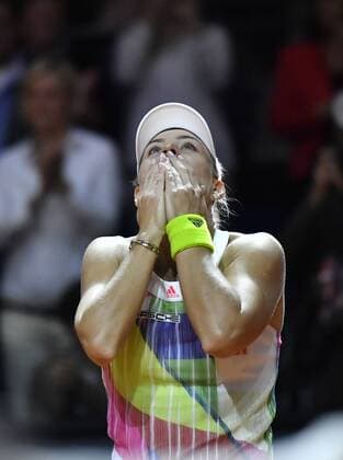 Angelique KERBER (GER) gewinnt das Finale des Porsche Tennis Cup in Stuttgart Schlussjubel Jubel jubelt und bedankt sich bei Publikum Zuschauern Finale Tennis Damen 24.04.2016 Porsche Tennis Grand Prix GP Stuttgart 2016 Porsche-Arena 16.04.-24.04.2016 Porsche Tennis Grand Prix Stuttgart 2016