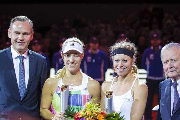 Angelique KERBER, GER siegt gegen Laura SIEGEMUND, GER im Finale, hier mit Wolfgang PORSCHE Aufsichtsratsvorsitzender der Porsche AG, rechts und links Oliver Blume, Manager und Vorstandsvorsitzender der Porsche AG, Tennis Grand Prix Porsche Damen WTA Tennis Damen in Stuttgart , 24.04.2016