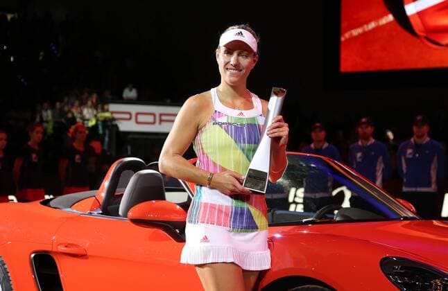 Porsche Tennis Grand Prix 2016 Deutschland, Stuttgart, 24.04.2016, Tennis, Porsche Tennis Grand Prix 2016, Stuttgart: Angelique Kerber (GER) mit dem Siegerpokal.
