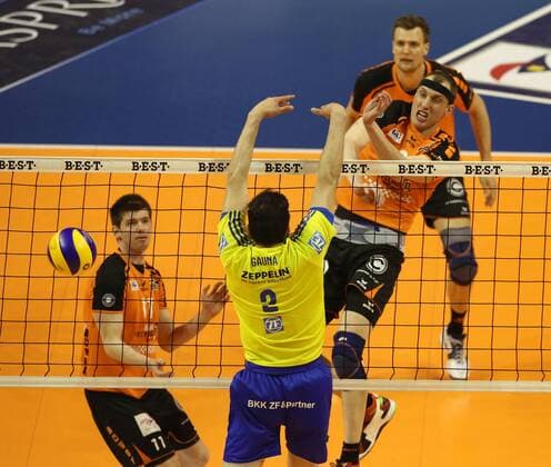 Maximiliano Gauna, Felix Fischer im Angriff Aktion Spielszene Zweikampf Volleyball Play Off Finale Bundesliga Herren Saison 2015 2016 24.04.2016 BR Volleys Berlin BRV vs. VfB Friedrichshafen