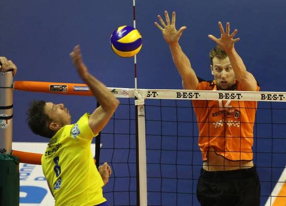 Michal Finger im Angriff, Paul Carroll Aktion Spielszene Zweikampf Volleyball Play Off Finale Bundesliga Herren Saison 2015 2016 24.04.2016 BR Volleys Berlin BRV vs. VfB Friedrichshafen