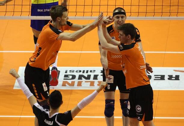 Robert Kromm, Felix Fischer, Erik Shoji, Tsimafei Zhukouski Freude Emotion jubelnd Jubel nach Punktgewinn Volleyball Play Off Finale Bundesliga Herren Saison 2015 2016 24.04.2016 BR Volleys Berlin BRV vs. VfB Friedrichshafen