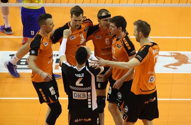 Paul Lotman, Robert Kromm, Erik Shoji, Felix Fischer, Tsimafei Zhukouski, Paul Carroll Freude Emotion jubelnd Jubel nach Satzgewinn Volleyball Play Off Finale Bundesliga Herren Saison 2015 2016 24.04.2016 BR Volleys Berlin BRV vs. VfB Friedrichshafen