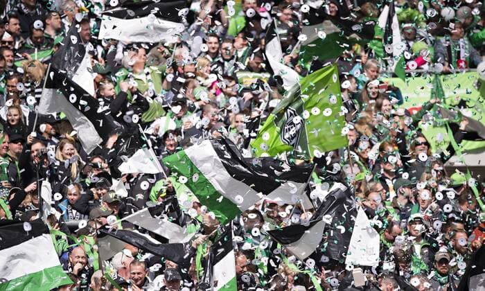 Mönchengladbach, 24.04.2016, Borussia Park Borussia Fans im Konfetti Regen VfL Borussia Mönchengladbach - TSG Hoffenheim mm