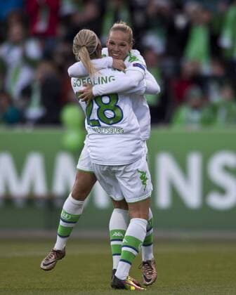 Jubel nach dem Tor zum 1-0: Torschuetzin Isabel KERSCHOWSKI (r) feiert den Treffer mit Lena GOESSLING (beideVfL) Fussball Frauen international: UEFA Championsleague Saison 2015 2016, Halbfinale Hinspiel: VfL Wolfsburg - 1.FFC Frankfurt im AOK Stadion in Wolfsburg, Deutschland am 24.04.2016,