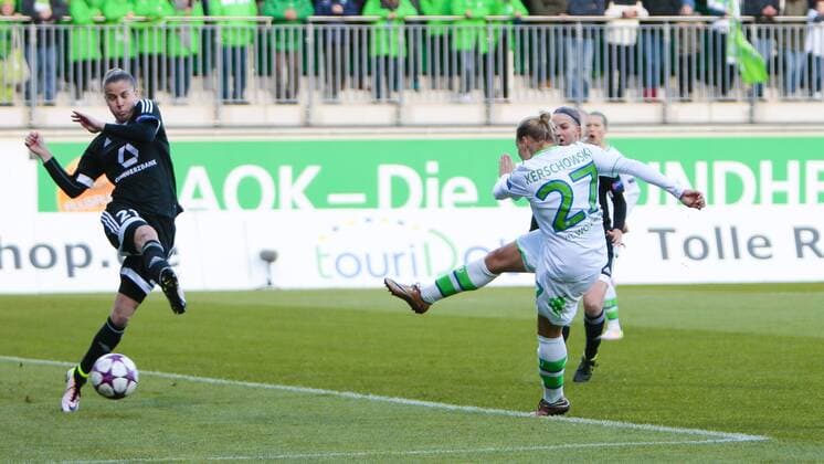 Fußball, UEFA Women s Champions League, VfL Wolfsburg - 1. FFC Frankfurt; Isabel Kerschowski (Wolfsburg, 27) Torschützin zum 1:0 ,scores the goal, Tor, Torschuss, Abschluss, Torabschluss, Torerfolg, Aktion, action. xtgx