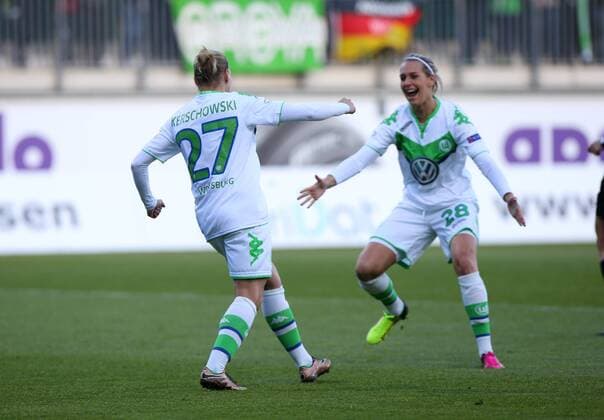 Wolfsburg Wolfsburg vs Frankfurt, CL Frauen Wolfsburg, Deutschland 24.04.2016, FUßBALL - VfL Wolfsburg vs 1. FFC Frankfurt, Halbfinale, UEFA Frauen Champions League, Saison 2015 16. Bild zeigt: Isabel Kerschowski (VfL Wolfsburg) jubelt mit der Mannschaft nach ihrem Tor zum 1:0