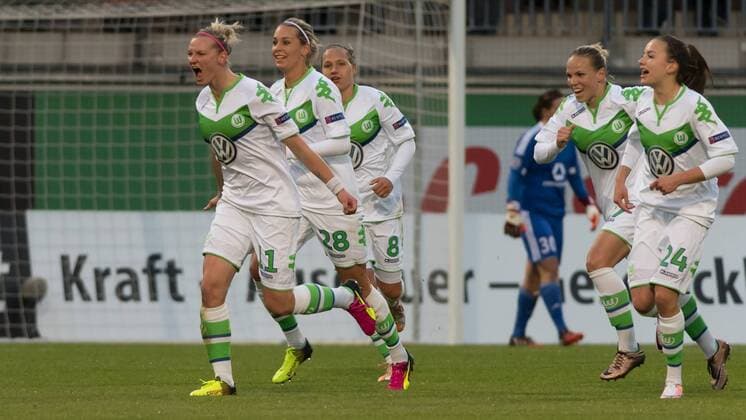Die Spielerinnen des VfL Wolfsburg mit Torjubel, Jubel, Freude über das Tor zum 2:0 durch Alexandra Popp (VfL Wolfsburg, 11, l.), Fussball, UEFA Women s Champions League, VfL Wolfsburg - 1. FFC Frankfurt, xobx