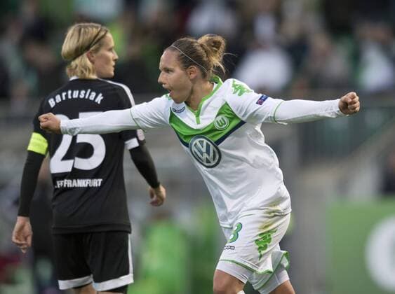 Jubel nach dem Tor zum 3-0: Torschuetzin Babett PETER (VfL) jubelt. hinten li: Saskia BARTUSIAK (FFC) Fussball Frauen international: UEFA Championsleague Saison 2015 2016, Halbfinale Hinspiel: VfL Wolfsburg - 1.FFC Frankfurt im AOK Stadion in Wolfsburg, Deutschland am 24.04.2016,